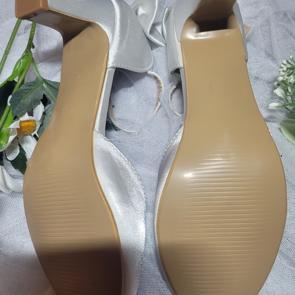 2/$30 BADGLEY & MISCHKA KIDS SHOES SIZE 4 Worn once... - Picture 7 of 15